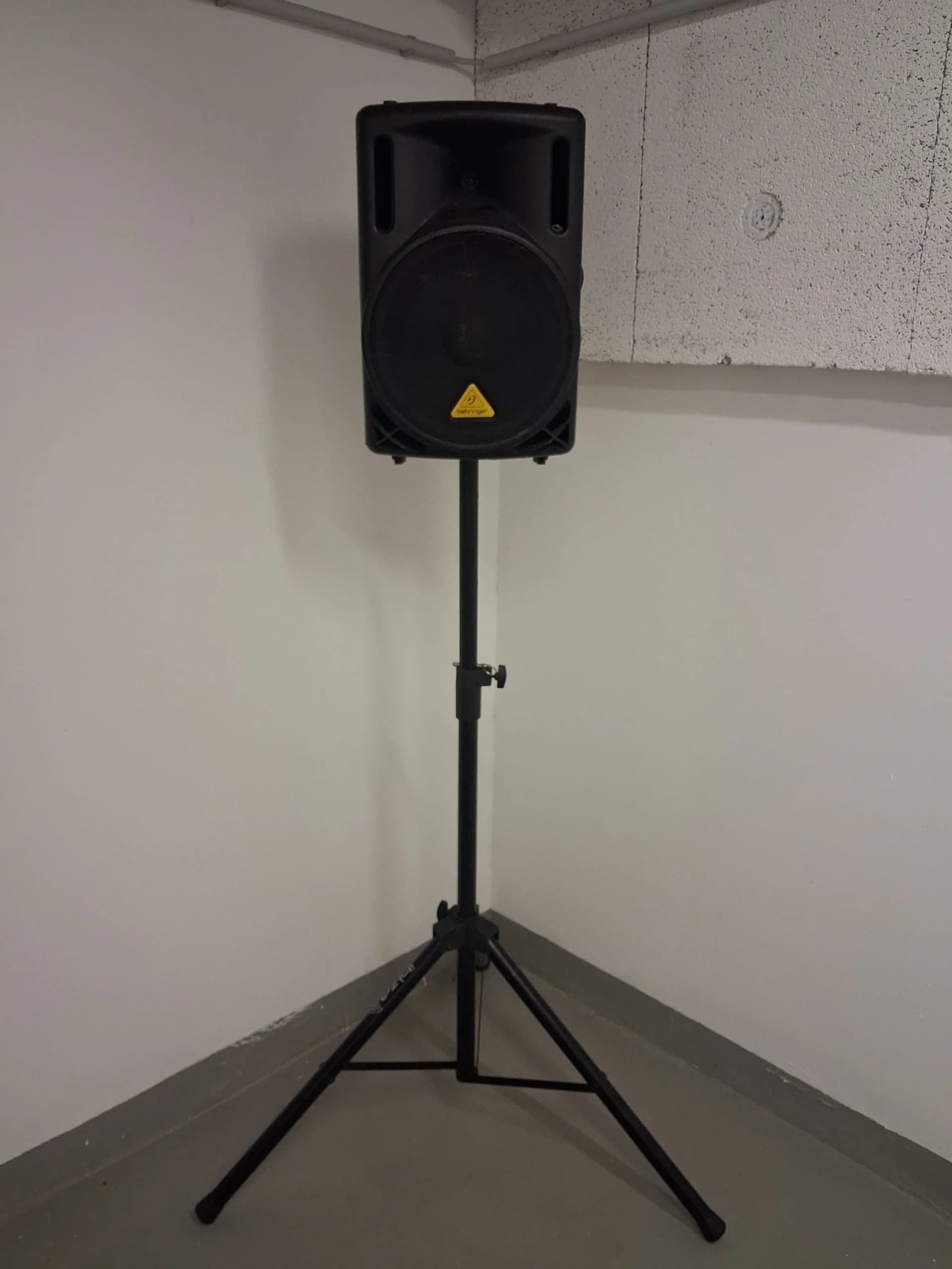 Behringer Eurolive B212D Aktive PA-Box (550W) inkl. Stativ & Kabel